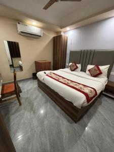 Postel nebo postele na pokoji v ubytování Hotel Lemonwood Suites - Noida Sector 104