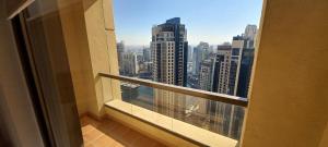 Uma vista geral de Dubai ou a vista da cidade a partir do apartamento