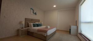 Uma cama ou camas num quarto em Spacious 2 BR with Amazing Marina View Rimal JBR