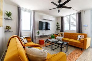 Μια τηλεόραση ή/και κέντρο ψυχαγωγίας στο Stylish 3 Bed 2 Bath with Private Pool