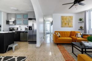 Η κουζίνα ή μικρή κουζίνα στο Stylish 3 Bed 2 Bath with Private Pool