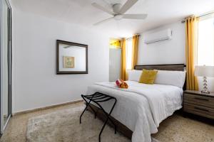 Ένα ή περισσότερα κρεβάτια σε δωμάτιο στο Stylish 3 Bed 2 Bath with Private Pool +27 φωτογραφίες