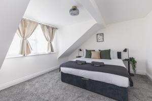 a bedroom with a large bed with a window at Arte Stays Serviced Houses Stratford - 3 Bedrooms 2 Bathrooms Houses London, Stratford, Maryland, Free Parking, Garden, Weekly or Monthly Stays - up to 8 guests in London
