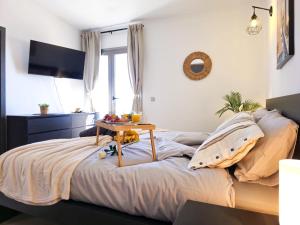 ein Schlafzimmer mit einem Bett und einem Tisch darauf in der Unterkunft Pearl of Amarilla Golf - Luxury 3 Bedroom Villa with heated pool & ocean view in San Miguel de Abona + 58 Fotos