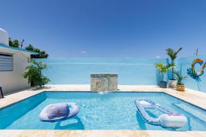 Πισίνα στο ή κοντά στο Stylish 3 Bed 2 Bath with Private Pool