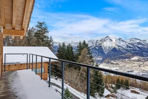 Vista generica sulle montagne o vista sulle montagne dall'interno dello chalet