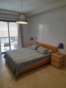 Postel nebo postele na pokoji v ubytování Two Bed Luxury Appt with air conditioning parking and pool