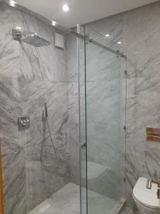 Koupelna v ubytování Two Bed Luxury Appt with air conditioning parking and pool + 8 fotografií