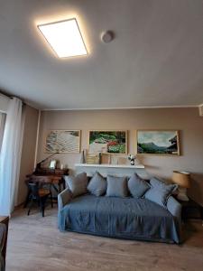 a bedroom with a bed and a desk and a piano at Terrazzo sul mare in Porto San Giorgio
