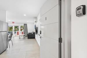 Fotografie z fotogalerie ubytování Unique Retreat - Unit B: Homey First-Floor Haven v destinaci Deerfield Beach