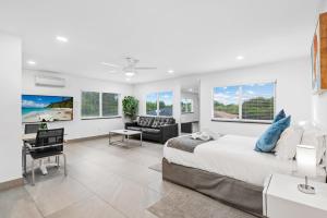 um quarto com uma cama king size e uma escrivaninha em Unique Retreat - Unit C: Charming 2nd-Floor Escape em Deerfield Beach