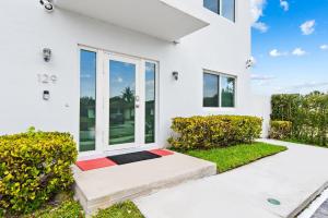Um jardim no exterior de Unique Retreat - Unit C: Charming 2nd-Floor Escape