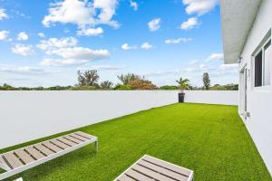 Um jardim no exterior de Unique Retreat - Unit C: Charming 2nd-Floor Escape