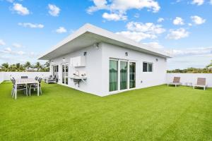 Um jardim no exterior de Unique Retreat - Unit C: Charming 2nd-Floor Escape