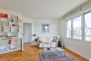 Zona d'estar a 1BR Flat with Balcony view of the Eiffel Tower