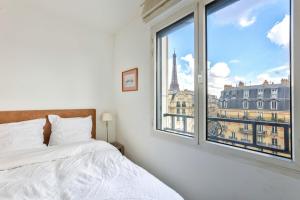 Llit o llits en una habitació de 1BR Flat with Balcony view of the Eiffel Tower