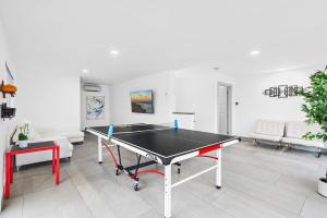 Πινγκ πονγκ στο Unique Retreat - Unit E: Rustic 3rd-Floor Hideaway ή εκεί κοντά