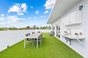 Μπαλκόνι ή βεράντα στο Unique Retreat - Unit E: Rustic 3rd-Floor Hideaway