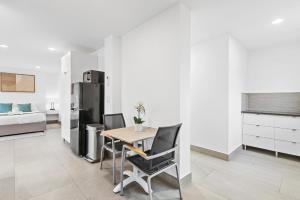 Η κουζίνα ή μικρή κουζίνα στο Unique Retreat - Unit E: Rustic 3rd-Floor Hideaway