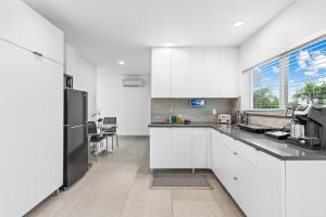 Η κουζίνα ή μικρή κουζίνα στο Unique Retreat - Unit E: Rustic 3rd-Floor Hideaway