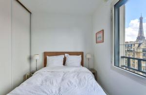Llit o llits en una habitació de 1BR Flat with Balcony view of the Eiffel Tower
