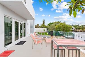 Μπαλκόνι ή βεράντα στο Unique Retreat - Unit E: Rustic 3rd-Floor Hideaway