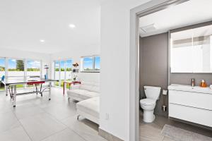 Χώρος καθιστικού στο Unique Retreat - Unit E: Rustic 3rd-Floor Hideaway