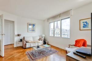 Zona d'estar a 1BR Flat with Balcony view of the Eiffel Tower