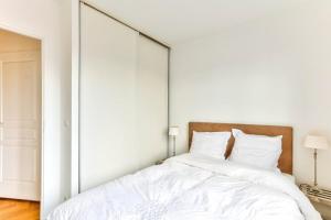 Llit o llits en una habitació de 1BR Flat with Balcony view of the Eiffel Tower