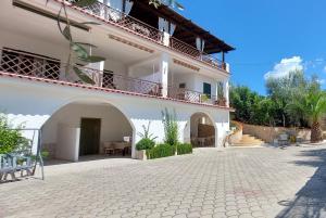 Balkón nebo terasa v ubytování Brandneue Wohnung In Villa Mit Schwimmbad + 32 fotografií