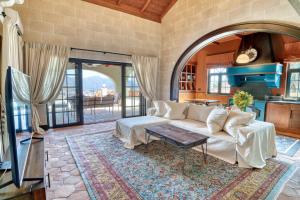 TV a/nebo společenská místnost v ubytování Luxury Private Serenity Villa