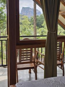 Vista generica sulle montagne o vista sulle montagne dall'interno del bed & breakfast