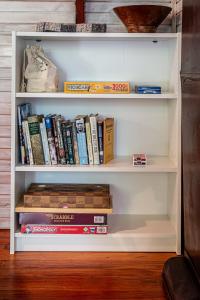 a book shelf filled with lots of books at The Cottage at Forest Inn in Douglas