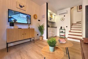 Μια τηλεόραση ή/και κέντρο ψυχαγωγίας στο Cosy Bungalow Green Oasis