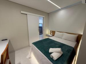 Ένα ή περισσότερα κρεβάτια σε δωμάτιο στο Apartamento com Suíte e sala climatizada
