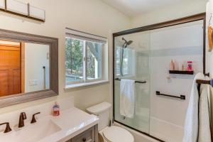 Un baño con ducha, inodoro y lavabo. en Game Room and Deck Pet-Friendly Lake Arrowhead Home, en Lake Arrowhead 21 fotos más