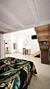 a bedroom with a bed and a table in a room at La Corte nel Vico in Leverano