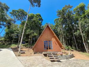 Rio ForcaçãoChale Lima - das Colinas的森林中间的小小屋