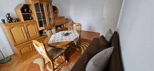 a dining room with a table and chairs in a room at Maria Apartman in Sovata