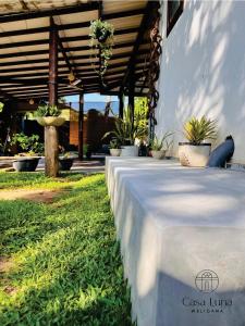 een lange witte tafel met potplanten erop bij Casa Luna Weligama in Weligama +24 foto's