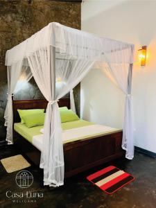 een slaapkamer met een hemelbed bij Casa Luna Weligama in Weligama