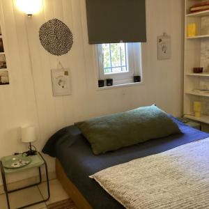 ein Schlafzimmer mit einem Bett und einem Tisch und einem Fenster in der Unterkunft Maisonnette Nantes in Nantes