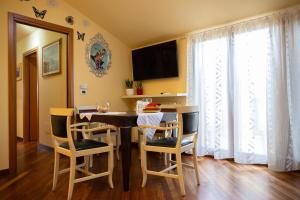 a kitchen with a table with chairs and a dining room at Casa Sonia in Castiglion Fiorentino +17 photos