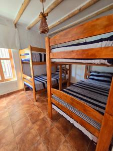 パラカスにあるCasa Charme en la Residencial de Paracasの天井のドミトリールームの二段ベッド2台分です。 +30枚の写真