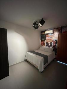 Ένα ή περισσότερα κρεβάτια σε δωμάτιο στο Cinema · Luz, Câmera, Flat Temático Cinema C/ar