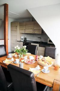 einen Holztisch mit Essen in der Küche in der Unterkunft Sonnenblume in Fehmarn