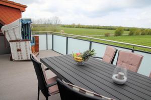 ein Tisch mit einer Obstschale auf einem Balkon in der Unterkunft Sonnenblume in Fehmarn
