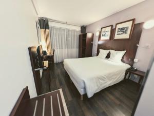 Postel nebo postele na pokoji v ubytování Hôtel Du Centre Annemasse