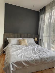 Klong ToiにあるComfortable Zoneのベッドルーム(大きな窓、白いベッド付)