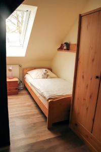 einem Hund, der in einem Schlafzimmer auf einem Bett liegt in der Unterkunft Rose in Fehmarn + 6 Fotos